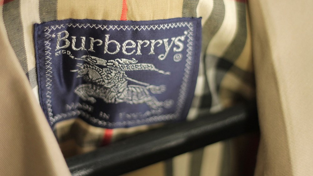 «Burberry».. معطف الحرب العالمية الأولى سبب النجاح والأناقة