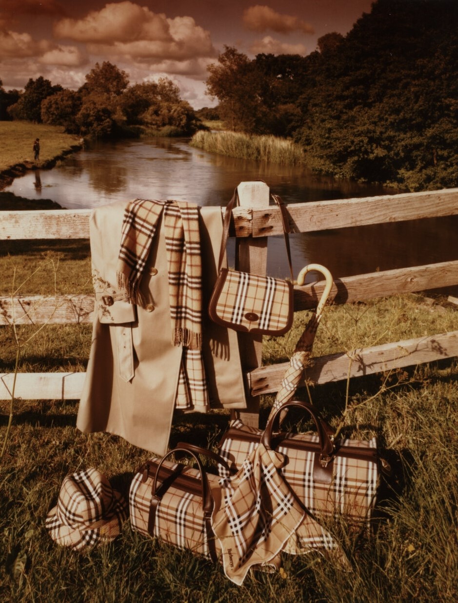 «Burberry».. معطف الحرب العالمية الأولى سبب النجاح والأناقة