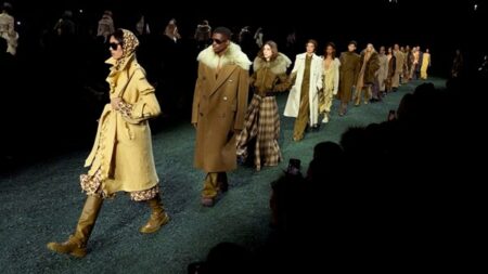 «Burberry».. معطف الحرب العالمية الأولى سبب النجاح والأناقة