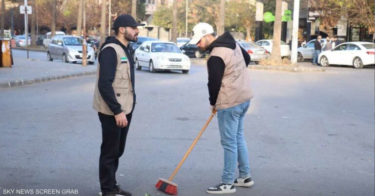 بالصور.. سوريون يقومون بتنظيف شوارع حمص ودمشق