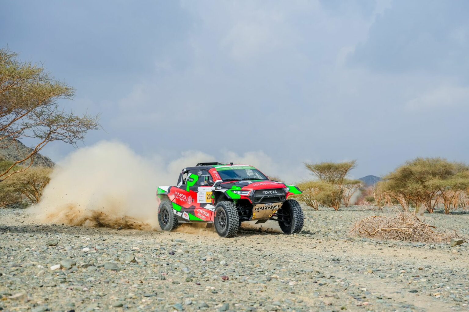 الراجحي يتغلب على تحديات عقيل ليتصدر رالي جدة تويوتا بعد انتهاء المرحلة الأولى