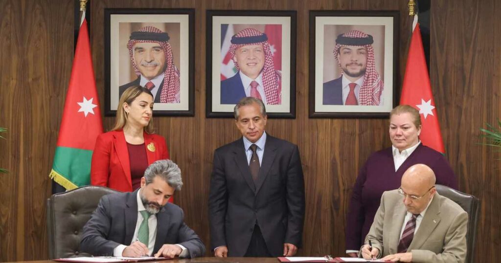 الأردن يوقع عقد مشروع ضخم لتحلية مياه خليج العقبة