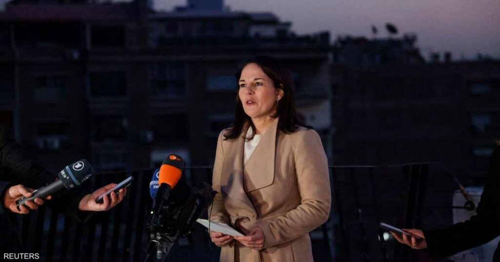 وزيرة خارجية ألمانيا تعد بتخفيف العقوبات الأوروبية على سوريا