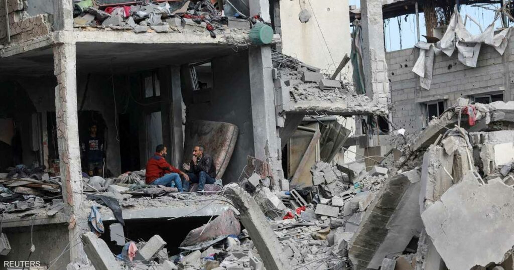 غزة تتحول لجبل من الركام