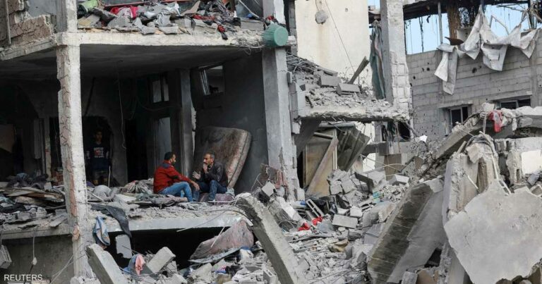 غزة تتحول لجبل من الركام