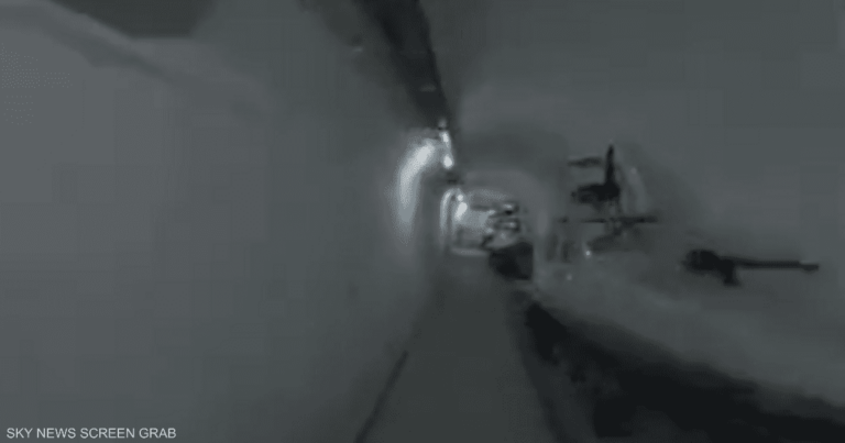 فيديو.. إيران تكشف عن قاعدة صواريخ بحرية تحت الأرض