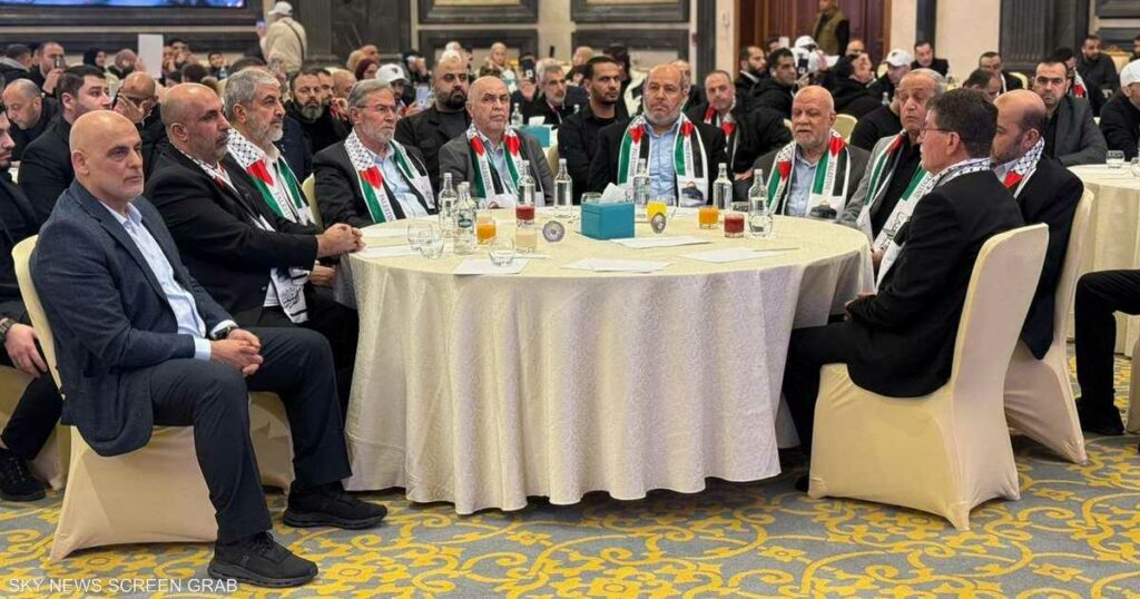 قادة من حماس يستقبلون "الأسرى المُبعدين" في القاهرة