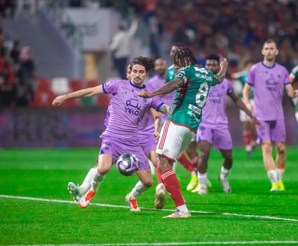 الخلود يهزم الاتفاق بثلاثية في دوري روشن