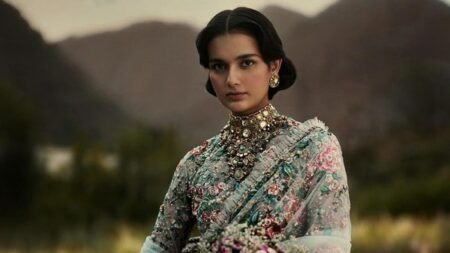 أحلام وديبيكا بادوكون في احتفالية دار أزياء «Sabyasachi» بالهند