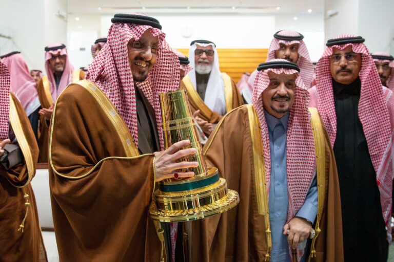 أمير منطقة الرياض يتوج الفائزين بكؤوس الملك عبد العزيز وخادم الحرمين الشريفين للخيل
