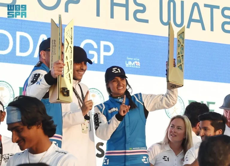 فريق أوكي يتوّج بلقب الجولة الأولى لبطولة العالم للقوارب الكهربائية “E1” في جدة