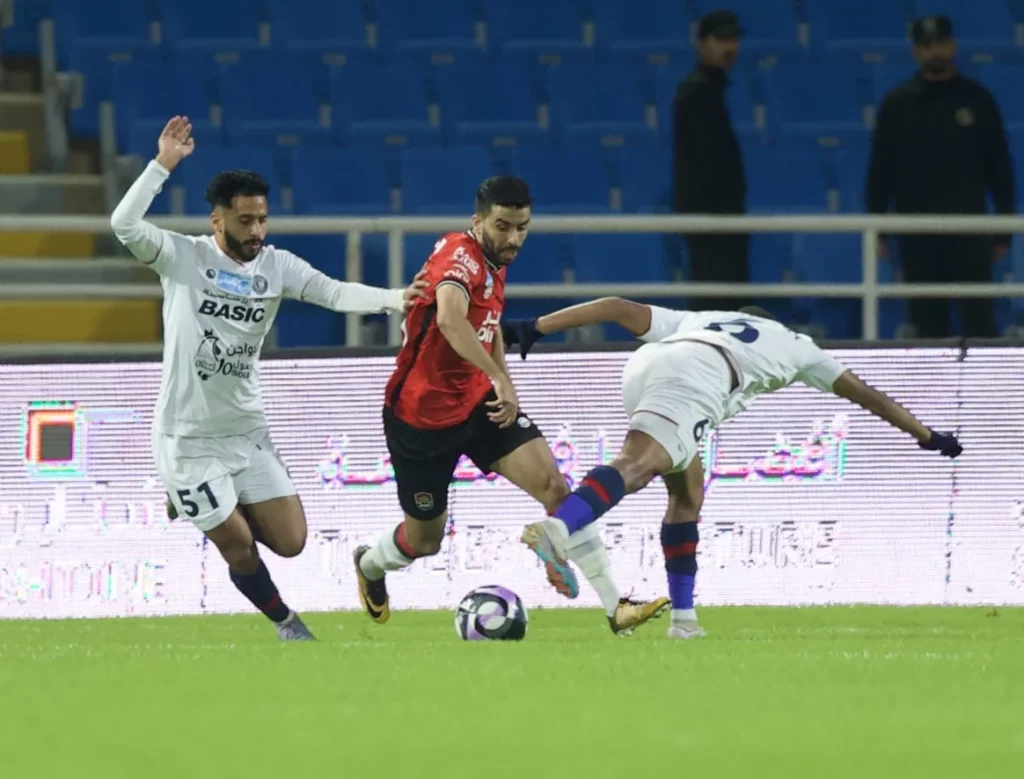 ضمك يهزم الرائد بثنائية في دوري روشن