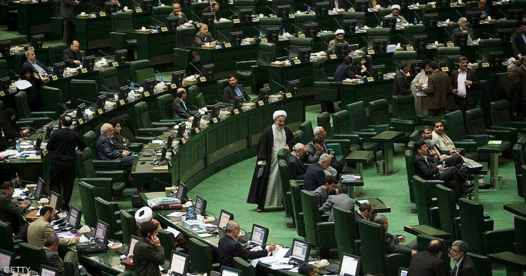 تدهور الريال يدفع برلمان إيران لإجراءات إقالة وزير الاقتصاد