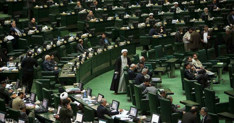 تدهور الريال يدفع برلمان إيران لإجراءات إقالة وزير الاقتصاد