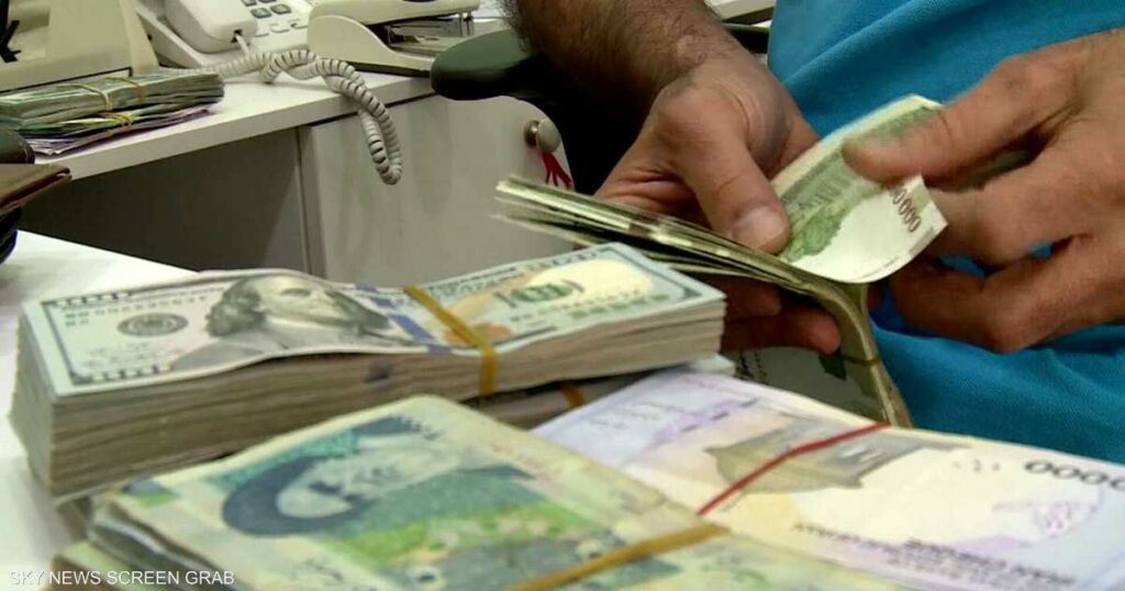 الريال الإيراني يهبط إلى أدنى مستوى له على الإطلاق