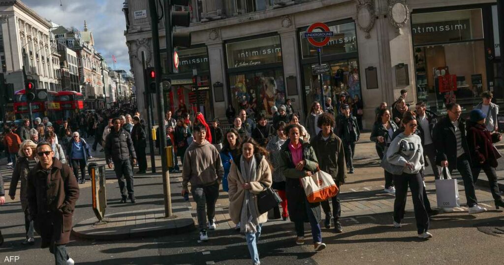 ثقة المستهلكين في بريطانيا ترتفع لأعلى مستوى هذا العام