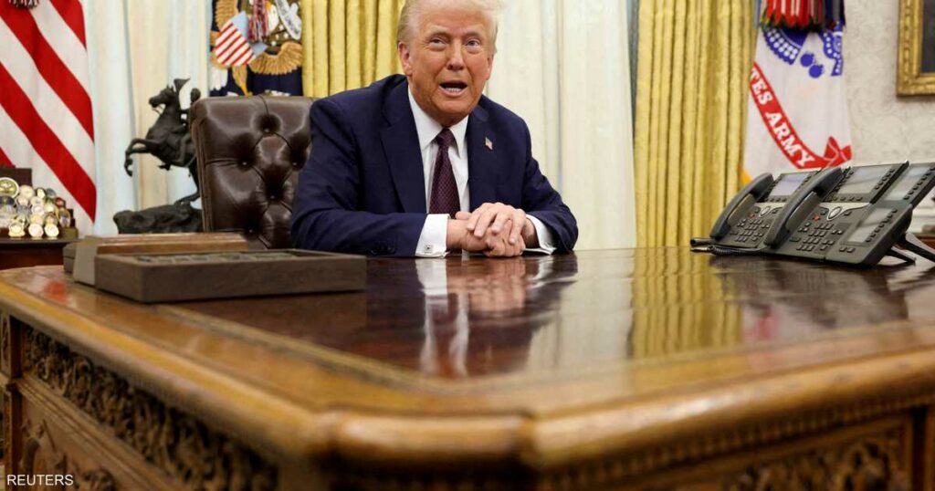 ترامب يضرب مجدداً.. 25% رسوم على السيارات والرقائق والأدوية