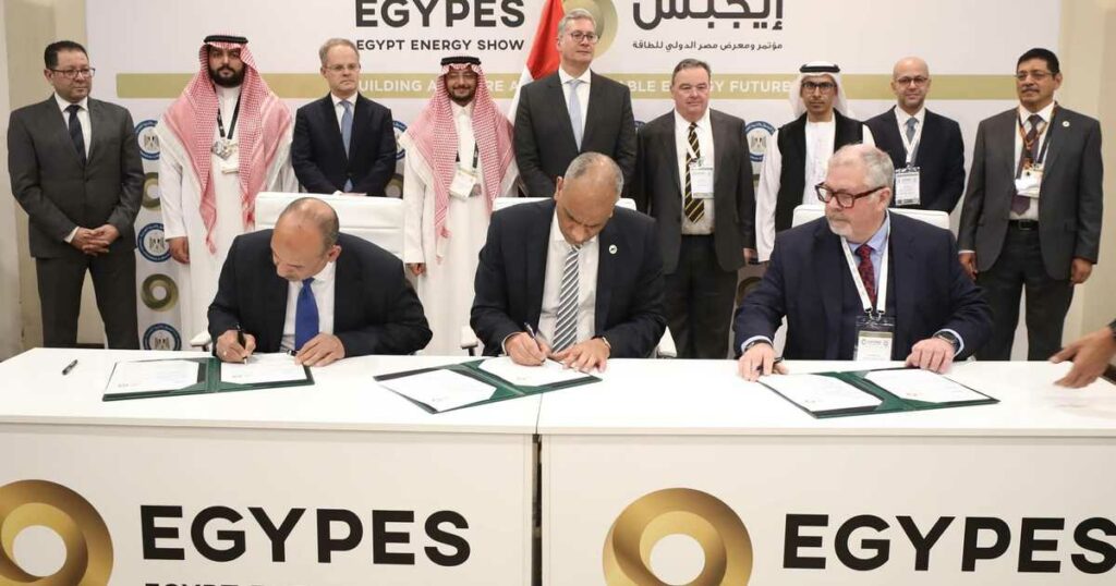 مصر و"شارد كابيتال" توقعان اتفاقًا لإقامة مجمع بتروكيماويات