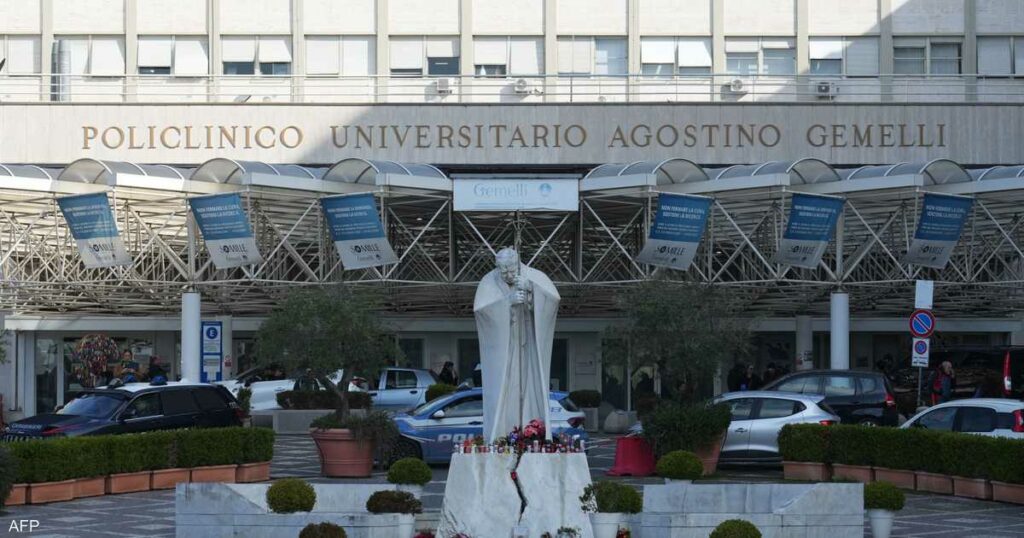 بابا الفاتيكان يغادر سرير المستشفى