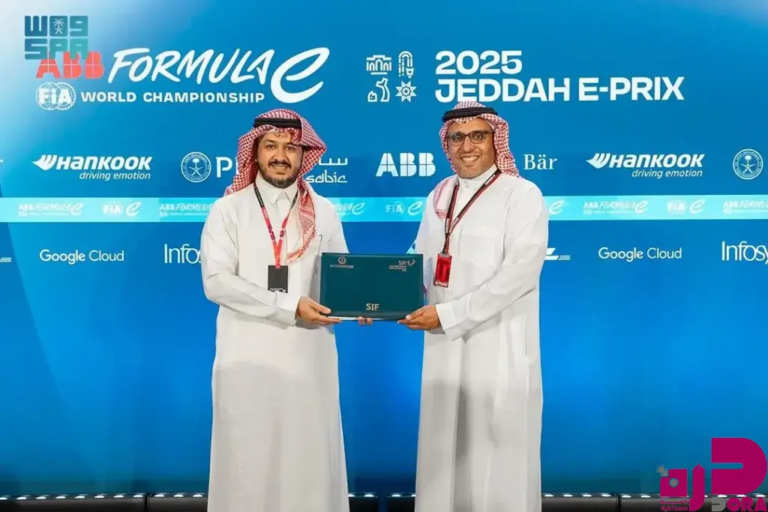 تسليم شارة منتدى الاستثمار الرياضي لرئيس مجلس إدارة الاتحاد السعودي للسيارات والدراجات النارية