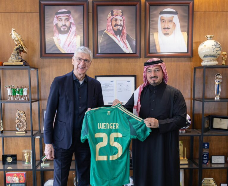 المسحل يستقبل رئيس قسم تطوير كرة القدم العالمية في الفيفا الفرنسي أرسين فينغر