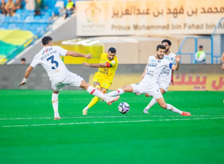 التعادل يسيطر على مواجهة الخليج وضمك في دوري روشن