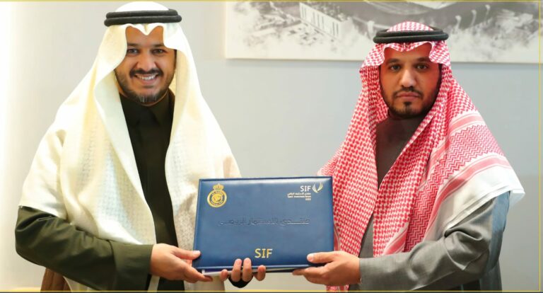 النصر يتسلّم شارة منتدى الاستثمار الرياضي