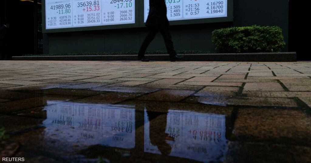 بورصة طوكيو تهبط بضغط من الرسوم الجمركية وانتقاد ترامب لباول