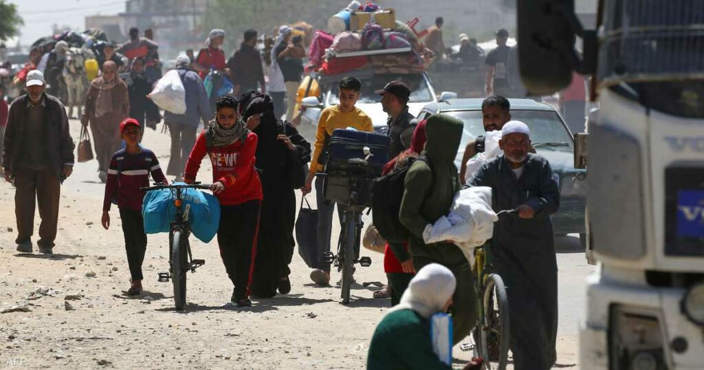 سيرا على الأقدام.. سكان رفح يروون ألم ومرارة النزوح