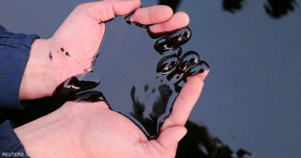 النفط يرتفع 1% مدفوعا بعقوبات إيران وتراجع المخزون الأميركي