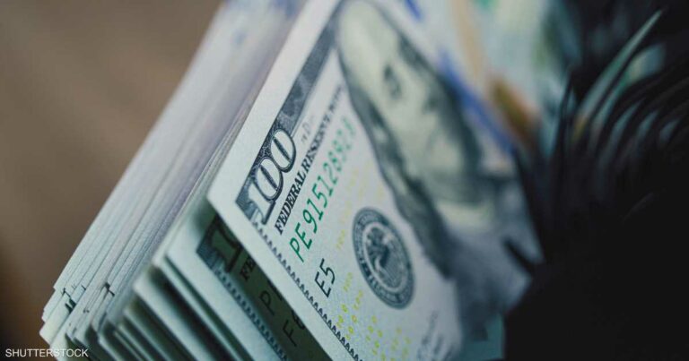 الدولار يتجه لانخفاض شهري بفعل رهانات خفض الفائدة