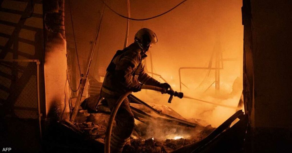 انفجارات وطائرات مسيرة.. قصف صاروخي على وسط كييف