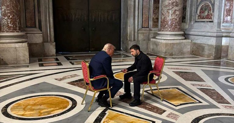 كرسي غامض وحوار سري.. كواليس "أغرب لقاء" بين ترامب وزيلينسكي