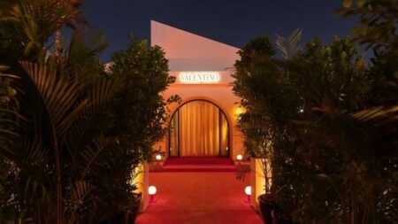 دار «Valentino» تستضيف حفلة «Pavillon des Folies» في دبي