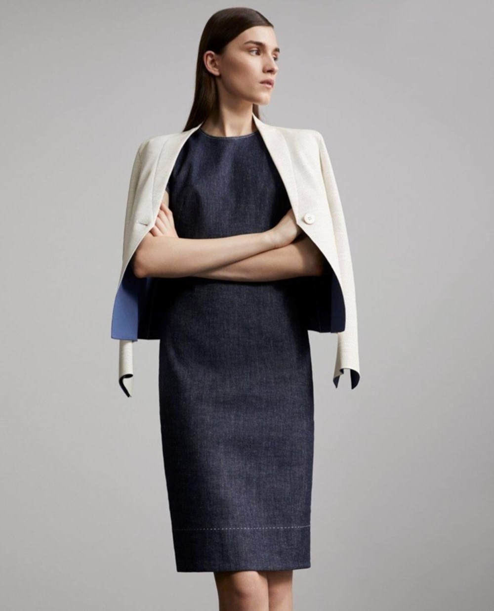 فستان الـ«Sheath» الكلاسيكي.. أيقونة خالدة في عالم الموضة