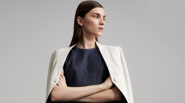 فستان الـ«Sheath» الكلاسيكي.. أيقونة خالدة في عالم الموضة فستان الـ«Sheath» الكلاسيكي.. أيقونة خالدة في عالم الموضة