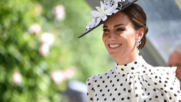 من ديانا إلى كيت.. الفساتين «المنقّطة» إرث الموضة الذي لا يغيب عن القصور من ديانا إلى كيت.. الفساتين «المنقّطة» إرث الموضة الذي لا يغيب عن القصور