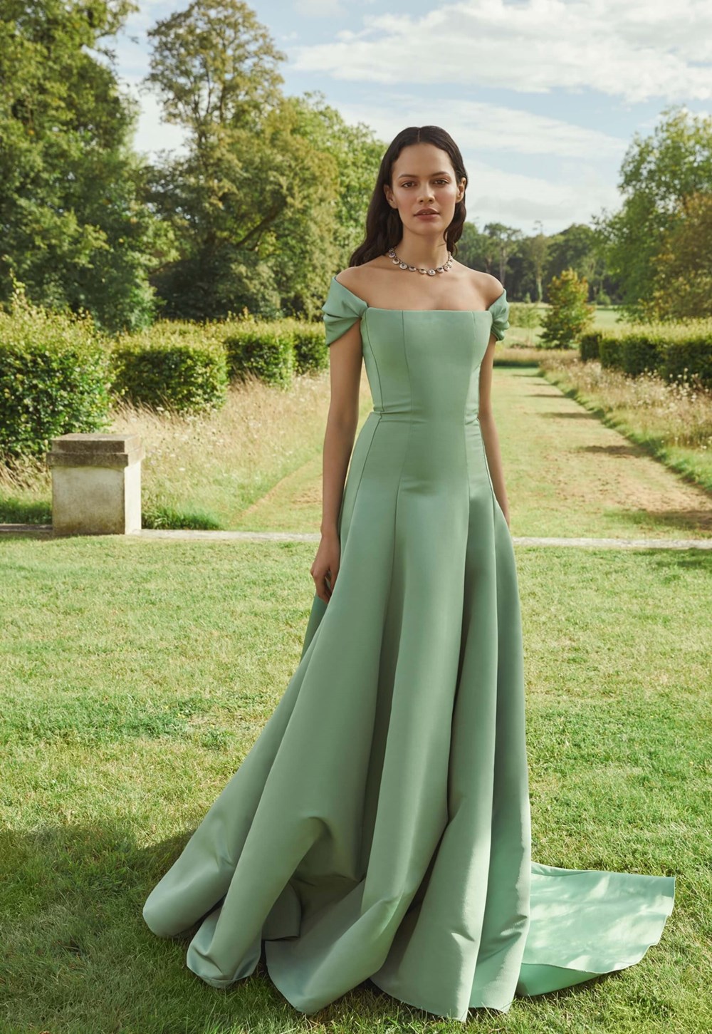 فستان الخصر المنخفض مثالي لجميع مناسبات 2025