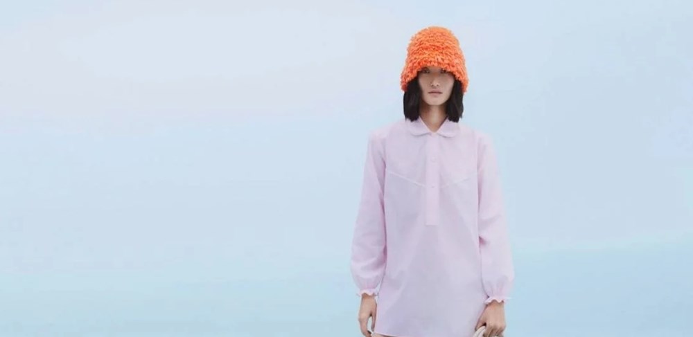 تفاصيل رومانسية ولمسات هادئة في مجموعة «أيام الصيف» مع «Prada»