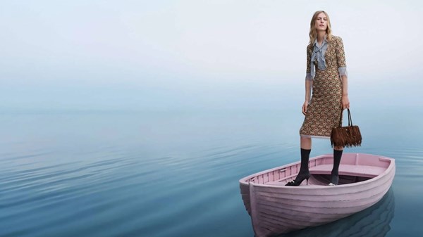 تفاصيل رومانسية ولمسات هادئة في مجموعة «أيام الصيف» مع «Prada» تفاصيل رومانسية ولمسات هادئة في مجموعة «أيام الصيف» مع «Prada»