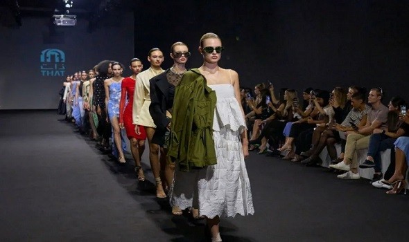 عودة الفساتين الميدي تتصدر مشهد الأناقة في ربيع وصيف 2025 عودة الفساتين الميدي تتصدر مشهد الأناقة في ربيع وصيف 2025