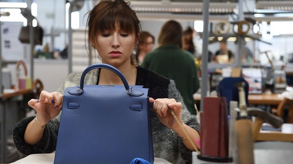 «هيرميس» تواصل استثمارها بافتتاح ورشة جديدة للجلود في «كولومبيل» «هيرميس» تواصل استثمارها بافتتاح ورشة جديدة للجلود في «كولومبيل»