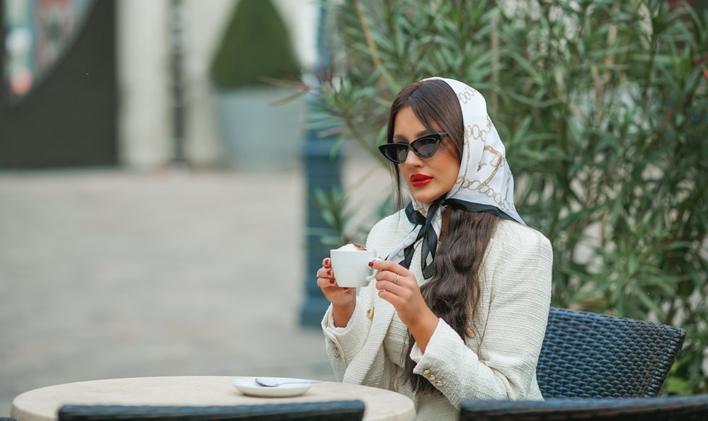 وشاح الحرير.. لمسة أناقة لربيع 2025