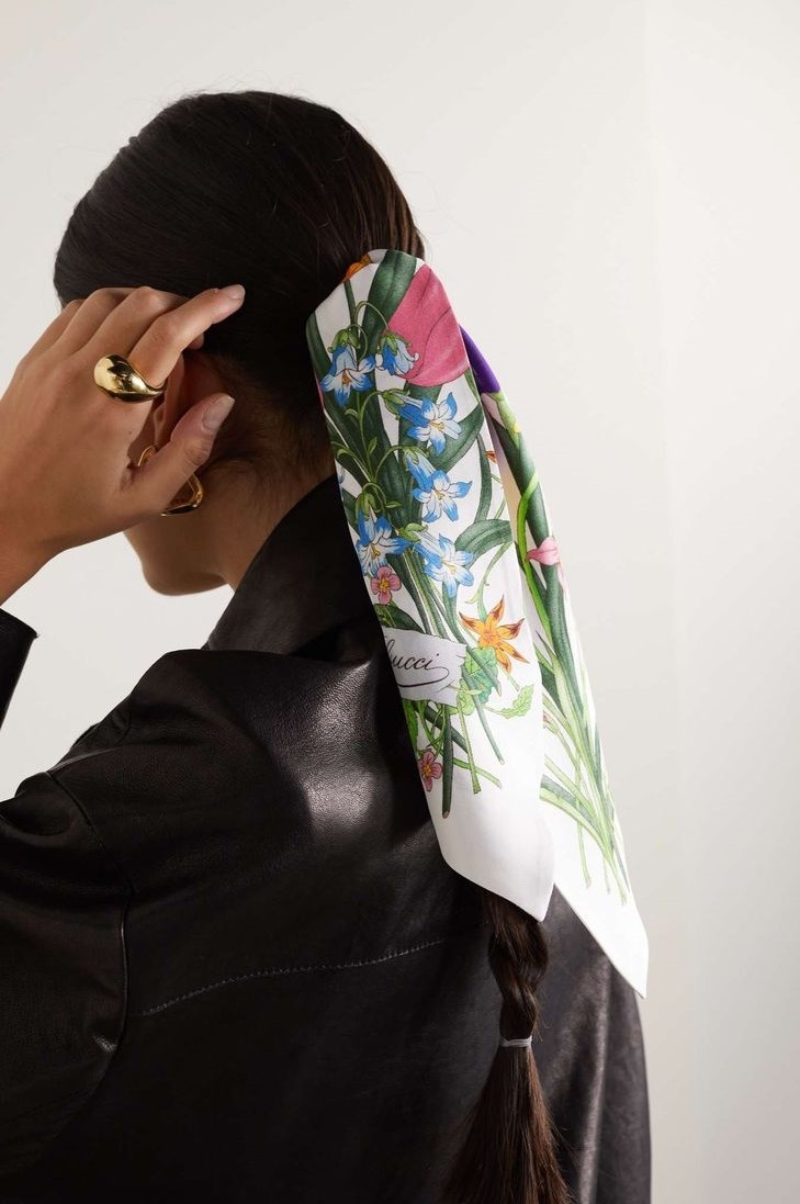 وشاح الحرير.. لمسة أناقة لربيع 2025