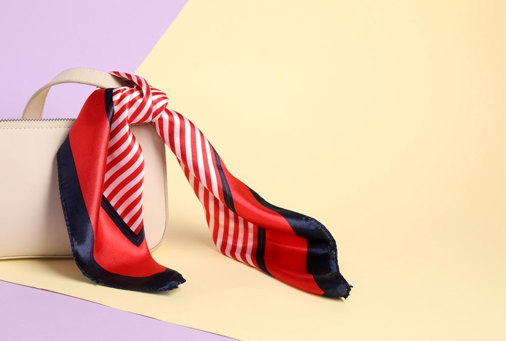 وشاح الحرير.. لمسة أناقة لربيع 2025