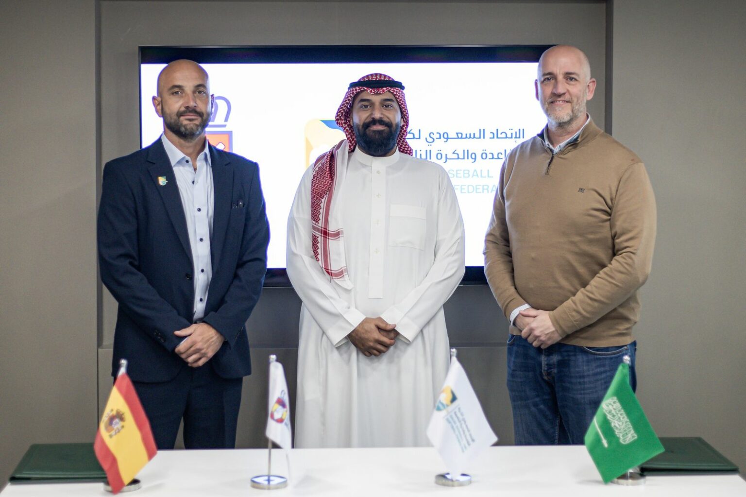 مذكرة تفاهم سعودية إسبانية في كرة القاعدة والكرة الناعمة