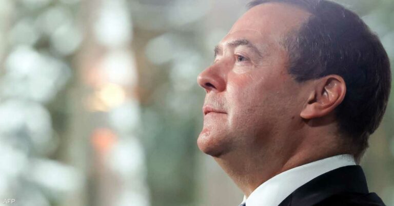 ميدفيديف يرد على زيلينسكي: لا أحد يضمن بقاء كييف حتى 10 مايو