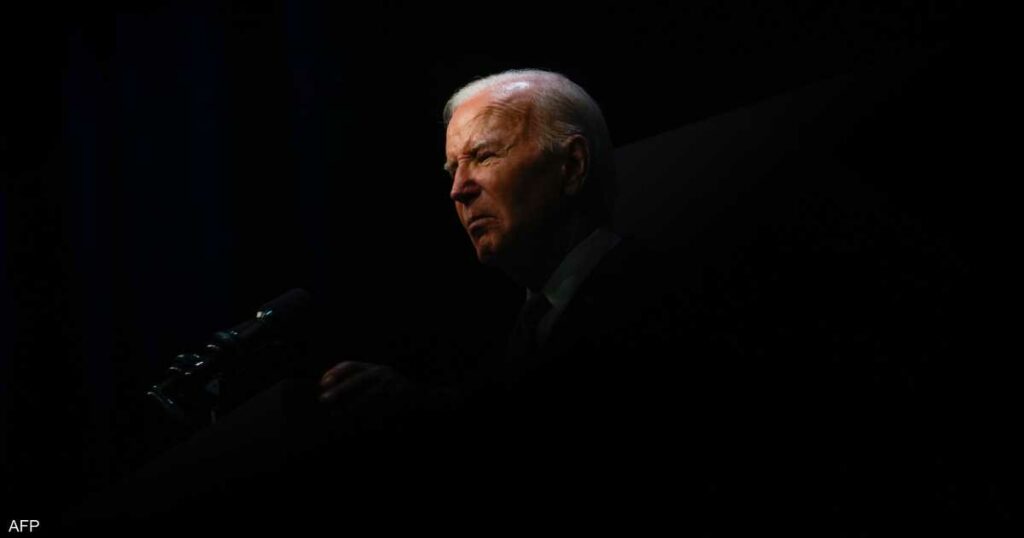 ترامب يتهم مساعدي بايدن بالخيانة.. ويتوعدهم