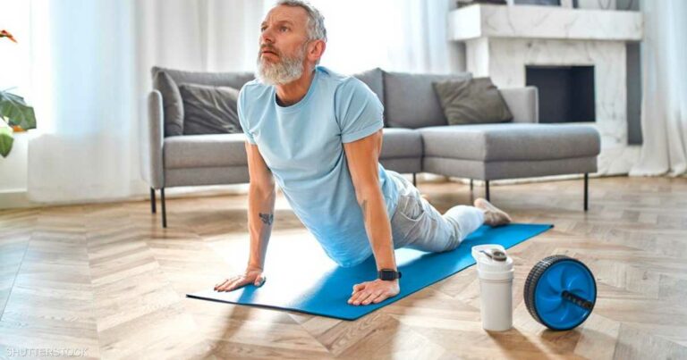 لـ"شيخوخة صحية".. دراسة تكشف "سر" الشاي والتوت والحمضيات