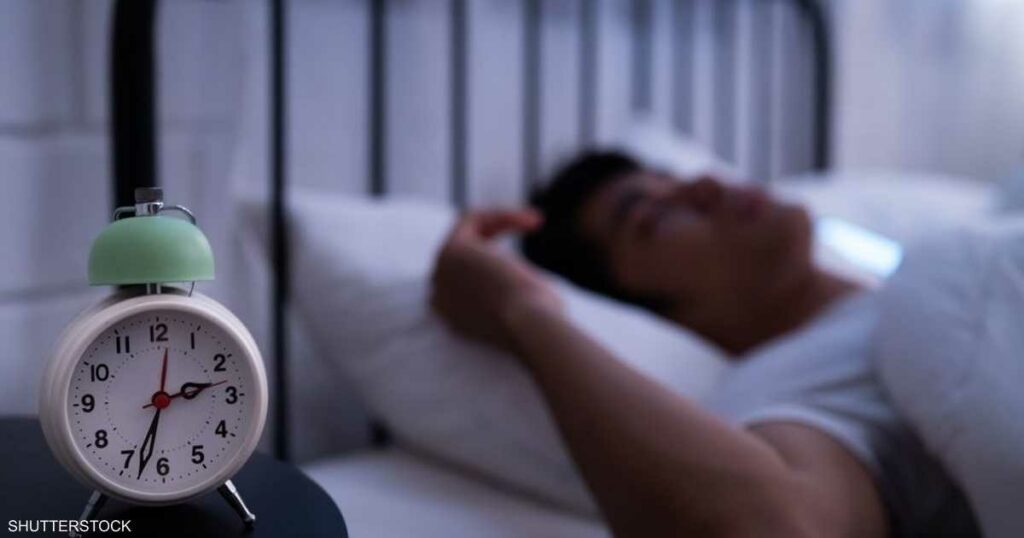 الاستيقاظ قبل رنين المنبه.. علامة مبكرة على خطر يهدد القلب